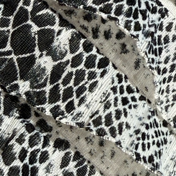 Notations Petite Layered Asymmetric Hem Snake Print Top Black + White PM - Picture 5 of 7